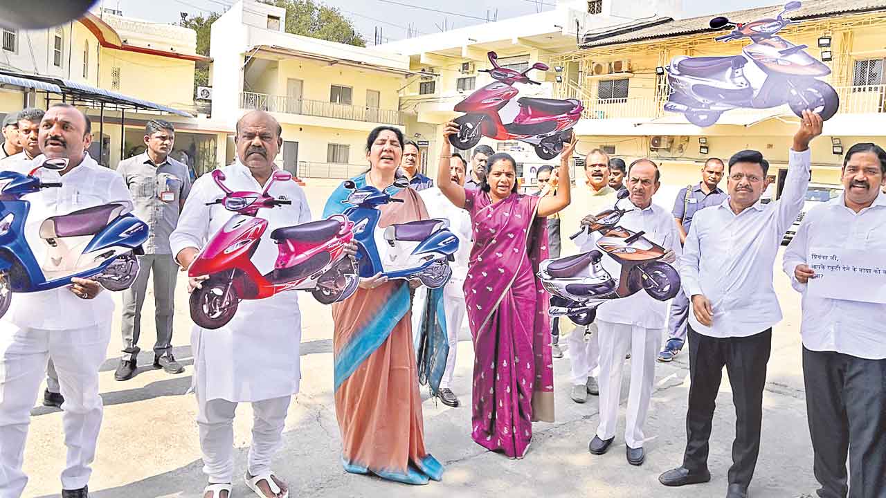 BRS | మిర్చి దండలు.. నమూనా స్కూటీలు.. శాసనమండలి సమావేశాల్లో బీఆర్‌ఎస్‌ వినూత్న నిరసనలు