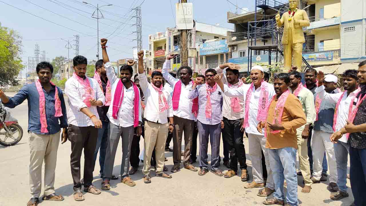 ప్రశ్నించే గొంతుకలు నొక్కుతారా?