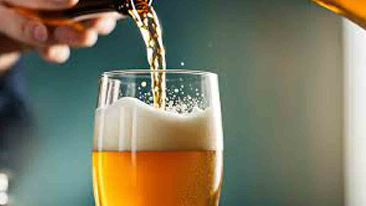 Beer | బీరు మేమేమన్నా తయారు చేస్తున్నామా..? యువకుడితో బార్ యజమాని