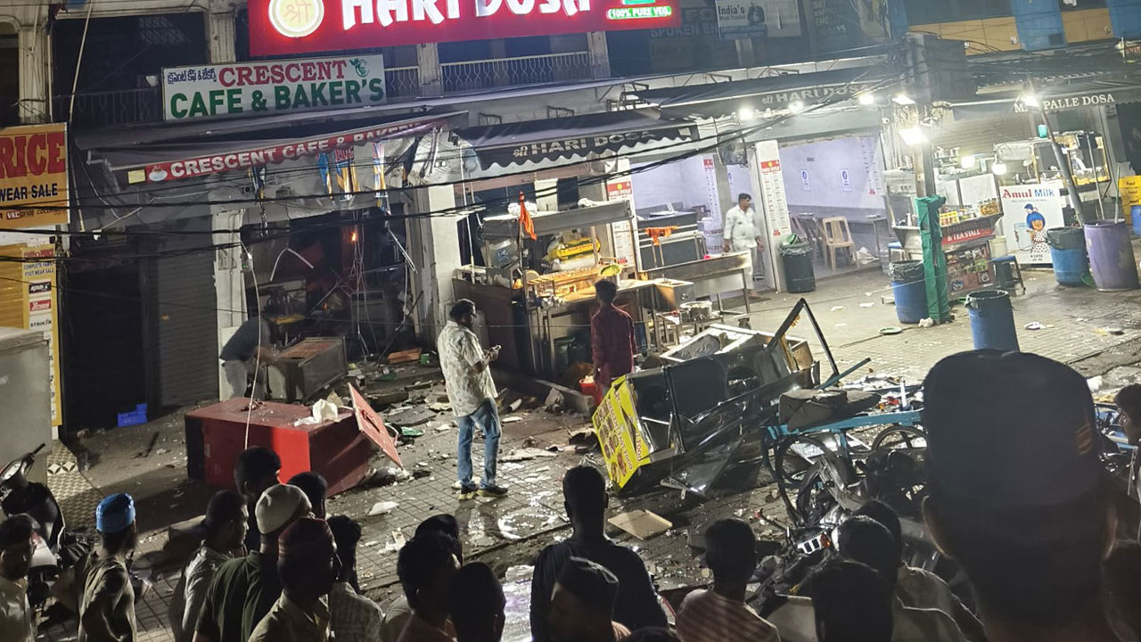 Ameerpet | బేకరీలో భారీ పేలుడు.. ఐదుగురికి తీవ్ర గాయాలు