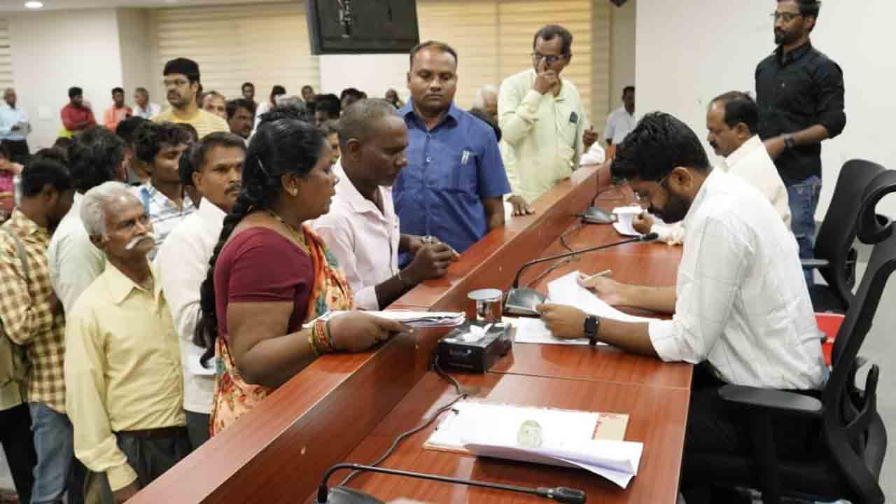 దరఖాస్తుల పరిష్కారానికి చర్యలు తీసుకోవాలి