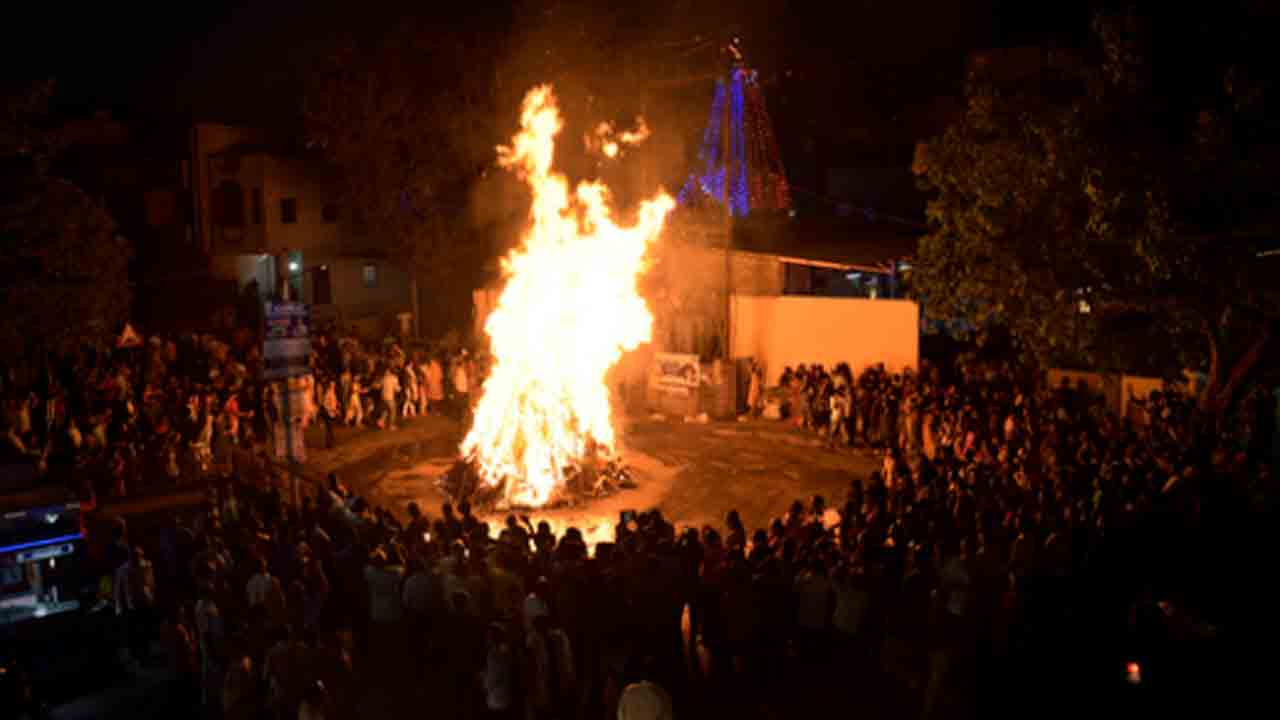 Man Beheaded, Torso Burnt | క్షుద్ర పూజలో నరబలి.. హోలీ మంటలో మొండెం   దహనం