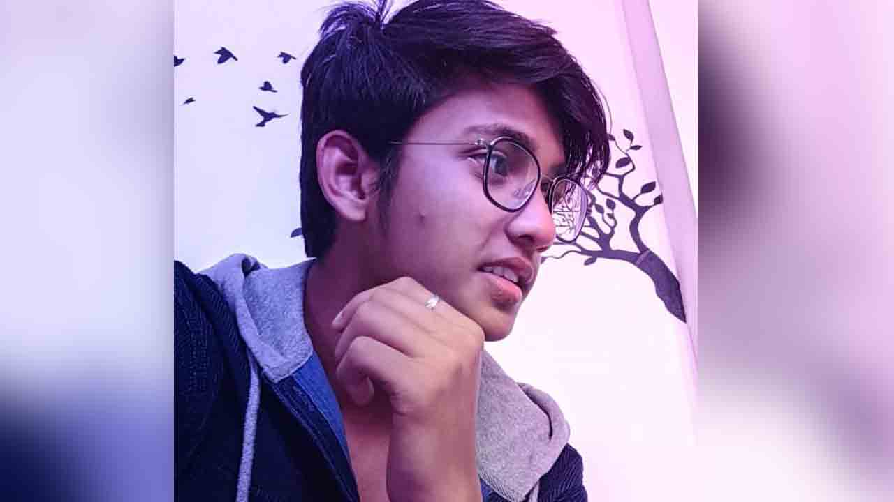 Bike Accident | బైక్‌పై అతివేగంతో హోర్డింగ్‌ను ఢీకొట్టిన బీటెక్‌ విద్యార్థి..