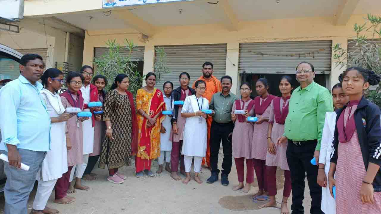 Balkonda | విద్యార్థులకు కంటి అద్దాలు పంపిణీ