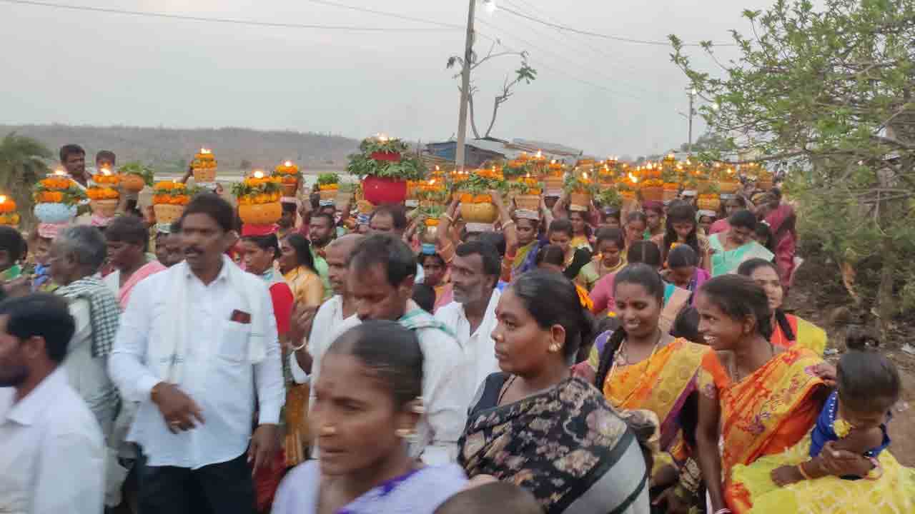 Bonala procession | పెద్దమ్మ ఆలయ వార్షికోత్సవంలో వైభవంగా బోనాల ఊరేగింపు