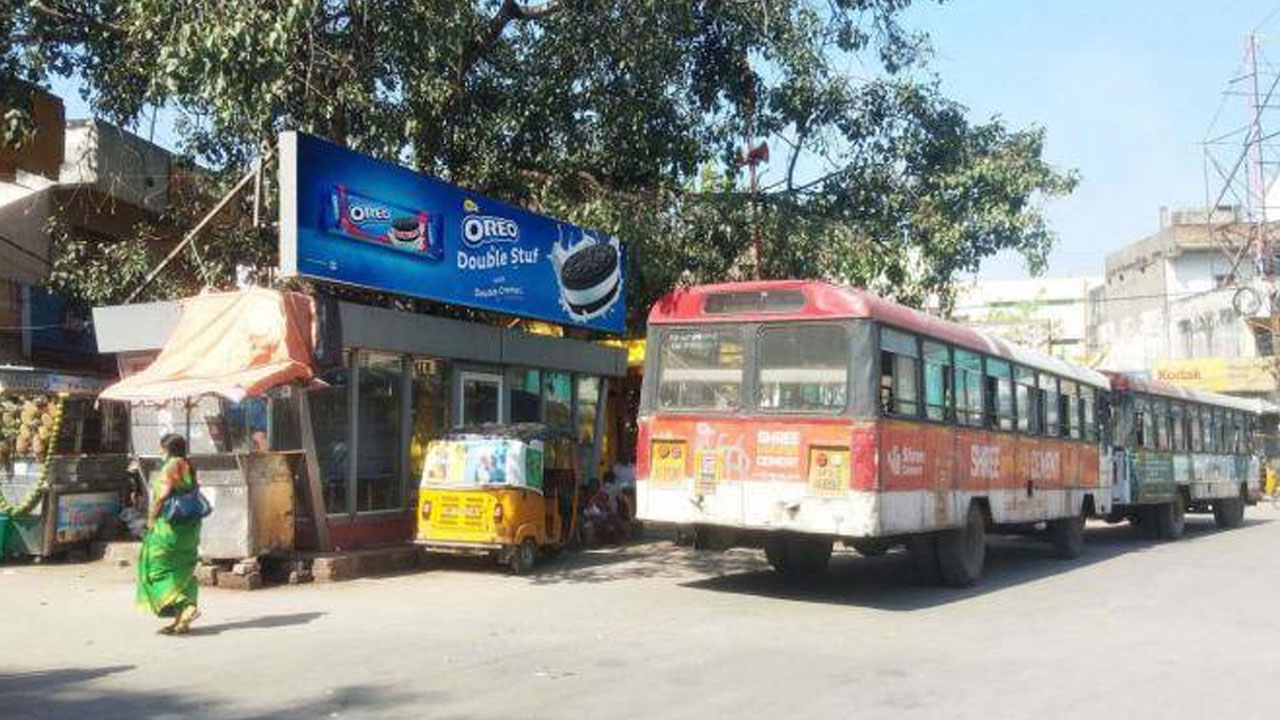 AC Bus Shelter | బోరబండలో ఏసీ బస్ షెల్టర్ కబ్జా.. కిరాయికి ఇవ్వటానికి రెడీ