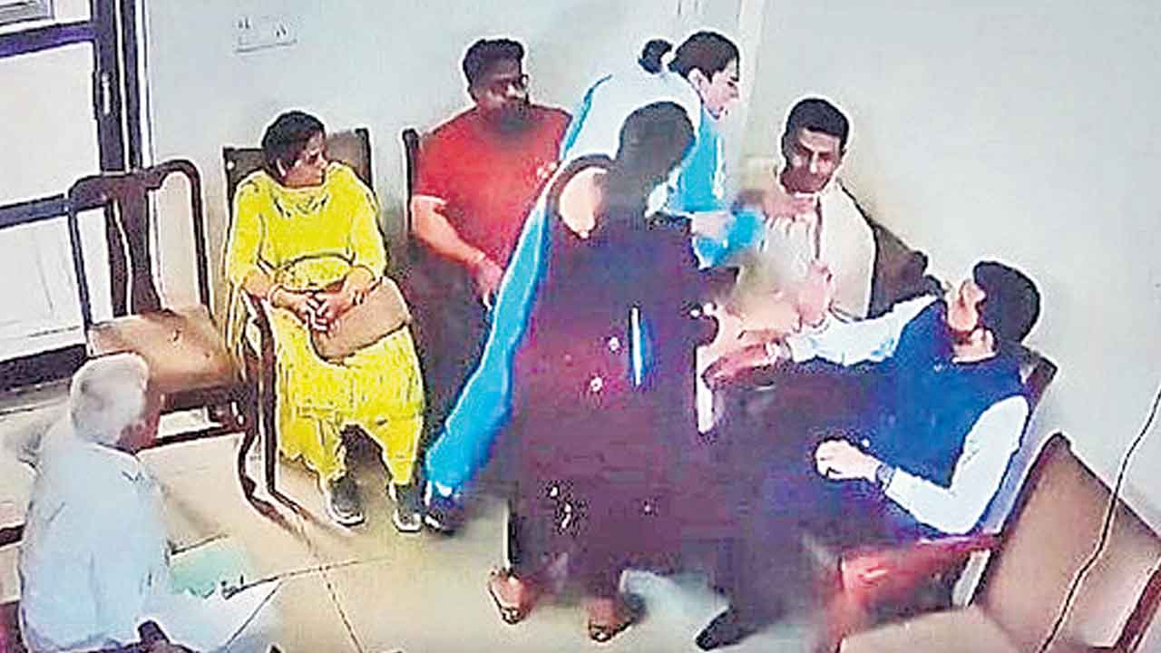 Boxer Saweety Boora | పోలీసుల ముందే భర్తను చితకబాదిన బాక్సర్‌ స్వీటీ.. విడాకులు ఇప్పించాలని వేడుకోలు!