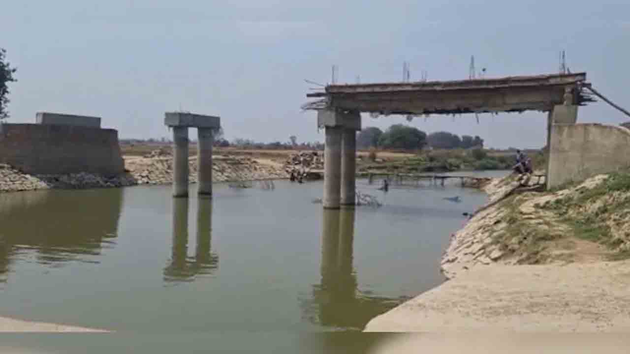 Villagers Building Bridge | పాలకుల హామీలతో విసిగిపోయిన గ్రామస్తులు.. నిధుల   సేకరణతో సొంతంగా వంతెన నిర్మాణం