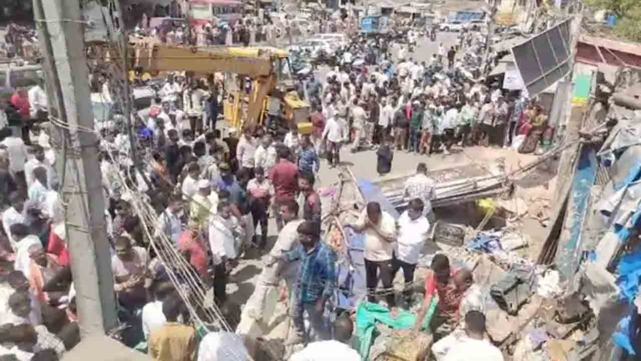 Building Collapses | కర్ణాటకలో కూలిన బిల్డింగ్‌.. ఒకరు మృతి, ఇద్దరి పరిస్థితి విషమం