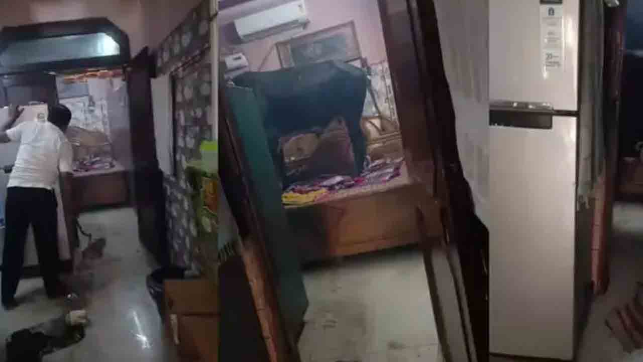 Watch: ఇంటి బెడ్‌రూమ్‌లోకి ఆవును వెంబడించిన ఎద్దు.. తర్వాత ఏం జరిగిందంటే?