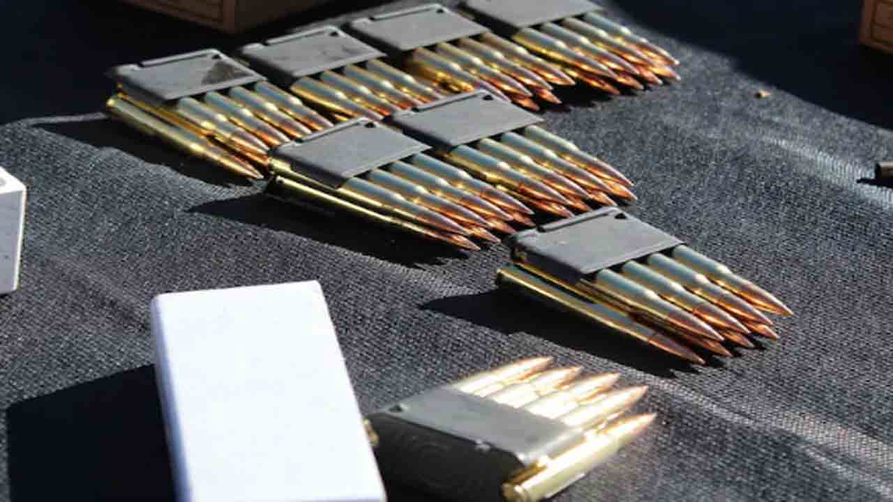 Officer Heats Bullets | బుల్లెట్లను పెనంపై వేడి చేసిన పోలీస్‌ అధికారి.. తర్వాత ఏం   జరిగిందంటే?