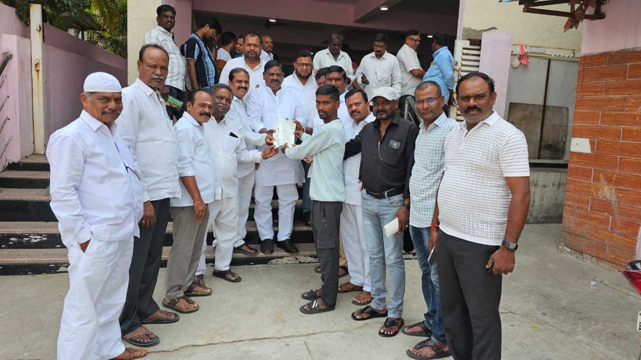 ఎమ్మెల్యే క్యాంప్ ఆఫీసులో సీఎం సహాయ నిధి చెక్కులు అందజేత