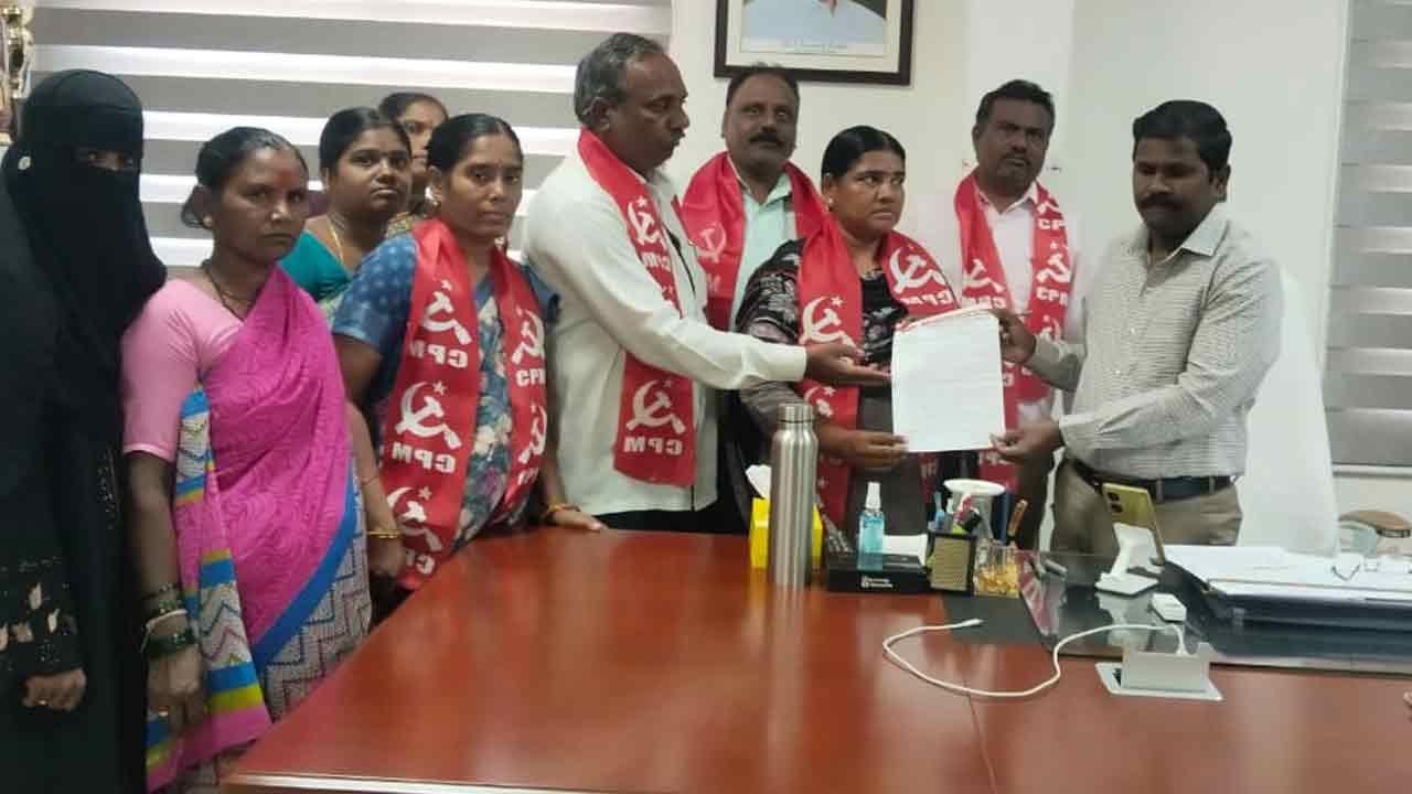 పట్టణ సమస్యలపై మున్సిపల్ కార్యాలయం ఎదుట ధర్నా