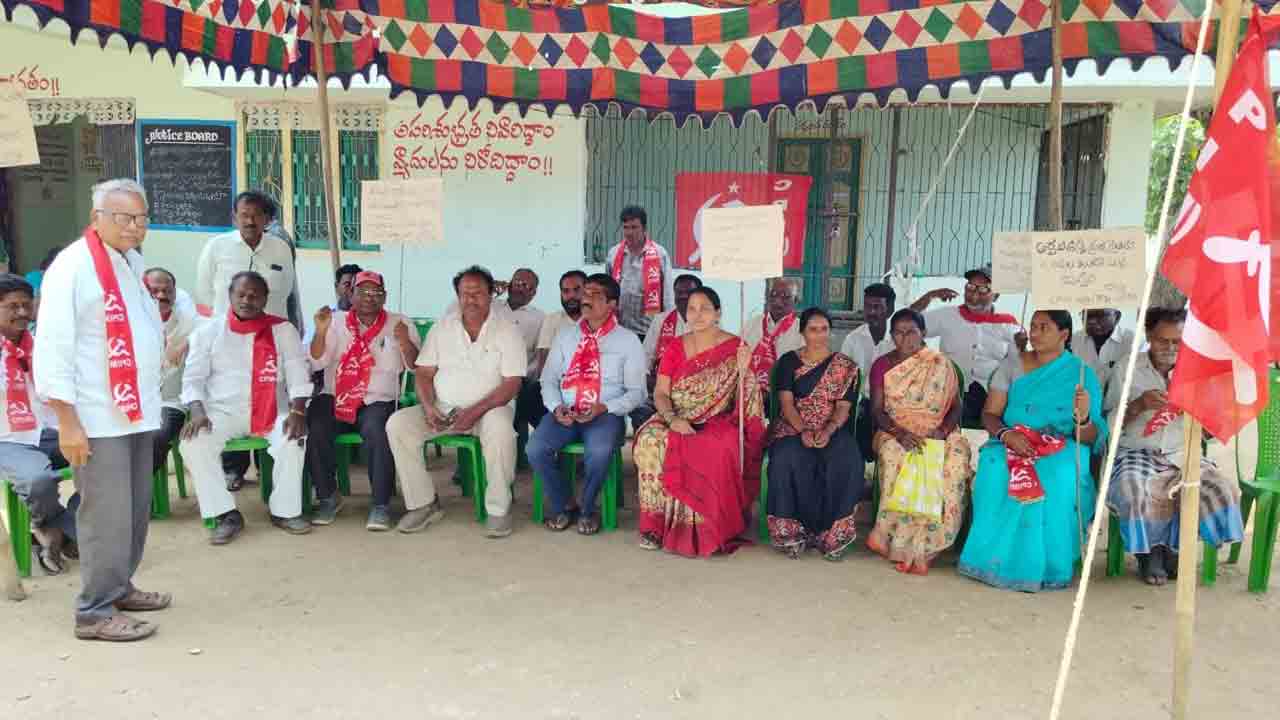 ఇచ్చిన హామీలు అమలు చేయాలి