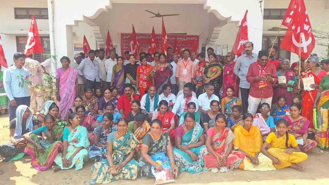 పన్నుల భారం తగ్గించాలని మహా ధర్నా