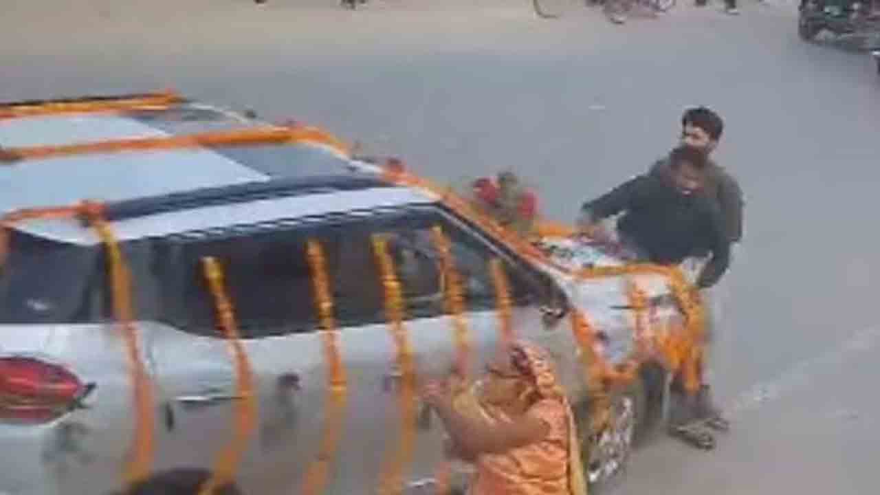 Viral Video | పెళ్లికారు బీభత్సం.. గాల్లోకి ఎగిరి పడ్డ బైకర్లు.. షాకింగ్‌ వీడియో