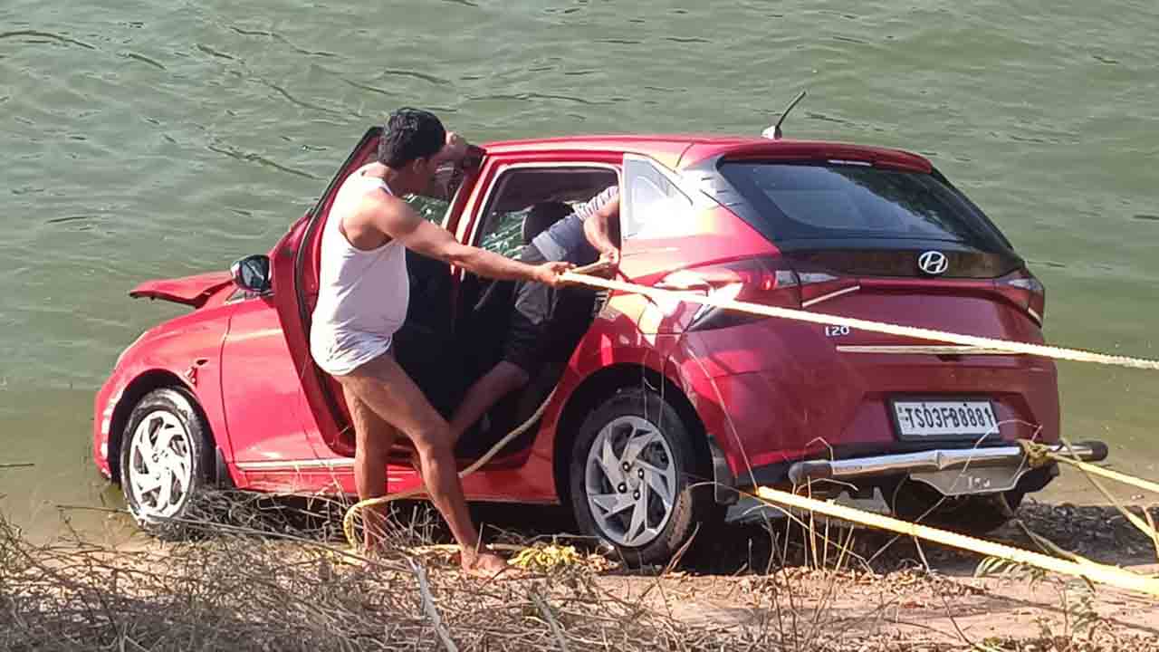 Warangal accident | కుటుంబాన్ని చిదిమేసిన కారు ప్రమాదం.. కాలువలో మృతదేహాలు వెలికితీత