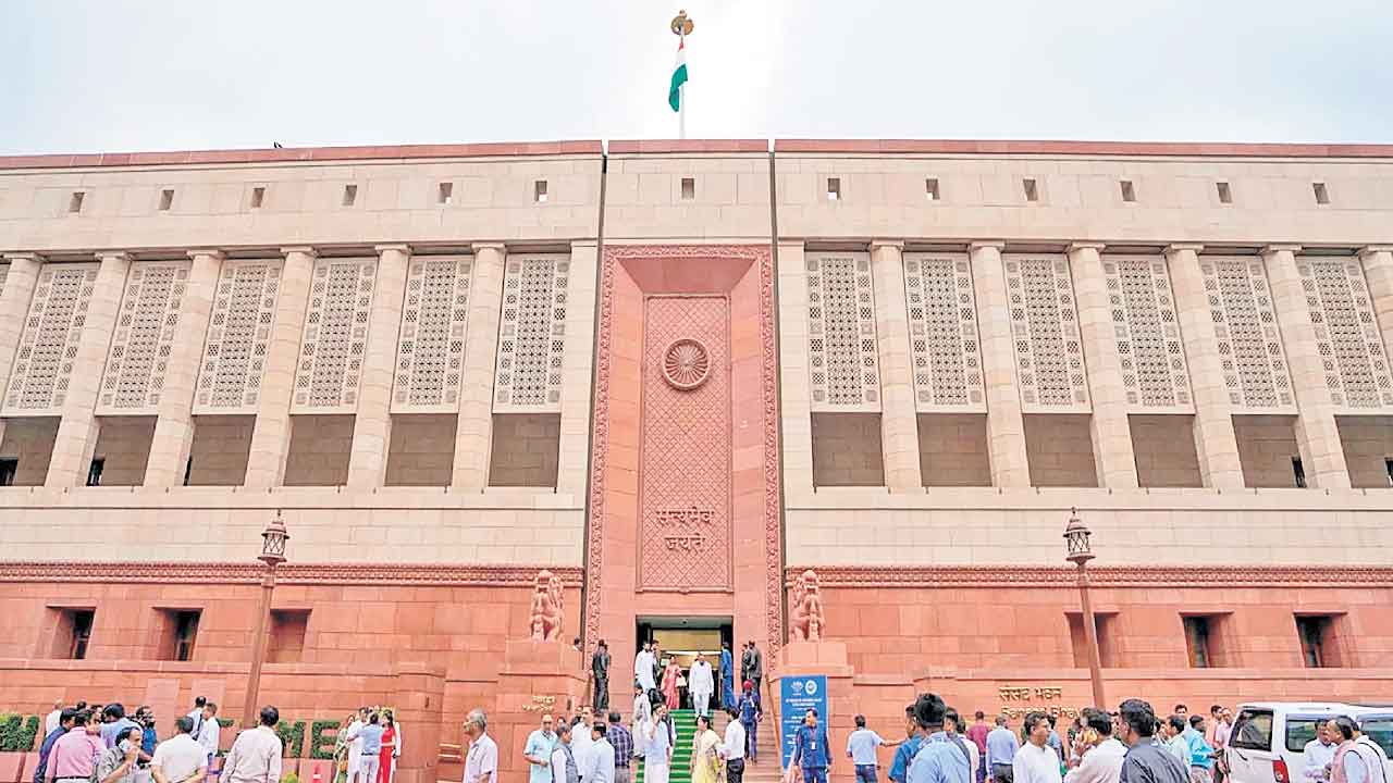 ఎంపీల జీతాలు 24% పెంపు