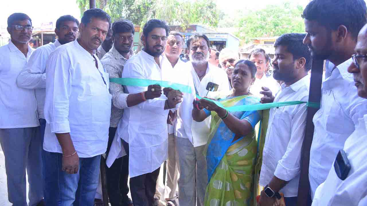 Chalivendram | ప్రజల దాహార్తిని తీర్చేందుకు.. ఫోటో ఫన్ ఆధ్వర్యంలో చలివేంద్రం ప్రారంభం