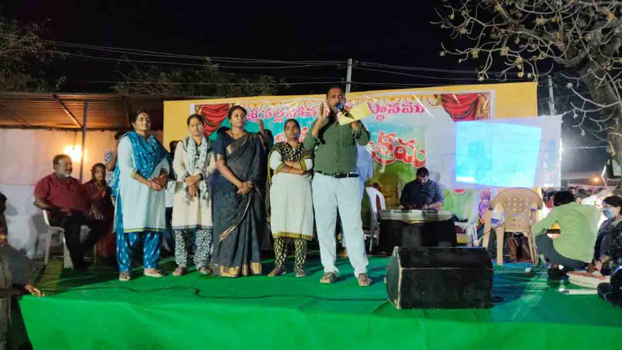 Child Marriages | బాల్య వివాహాలతో ఎన్నో అనర్థాలు.. ప్రొజెక్టర్‌ ద్వారా అవగాహన