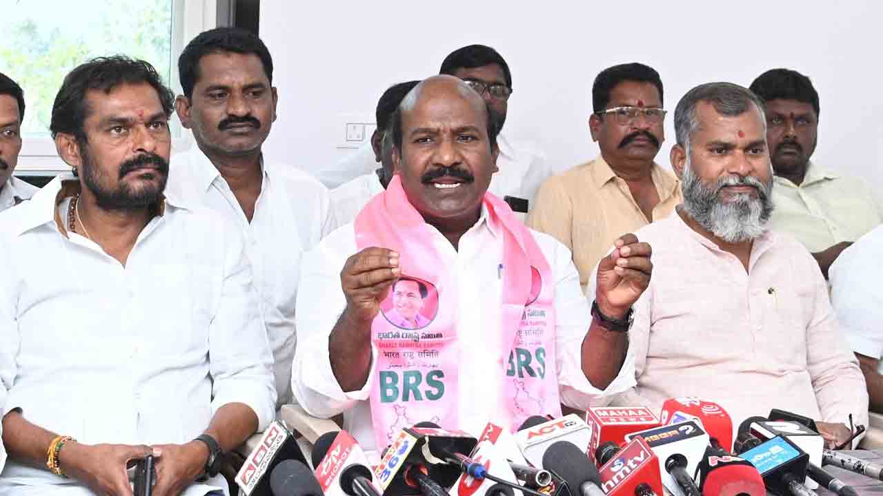 లీకేజీపై ప్రశ్నిస్తే కేటీఆర్‌పై అక్రమ కేసులు