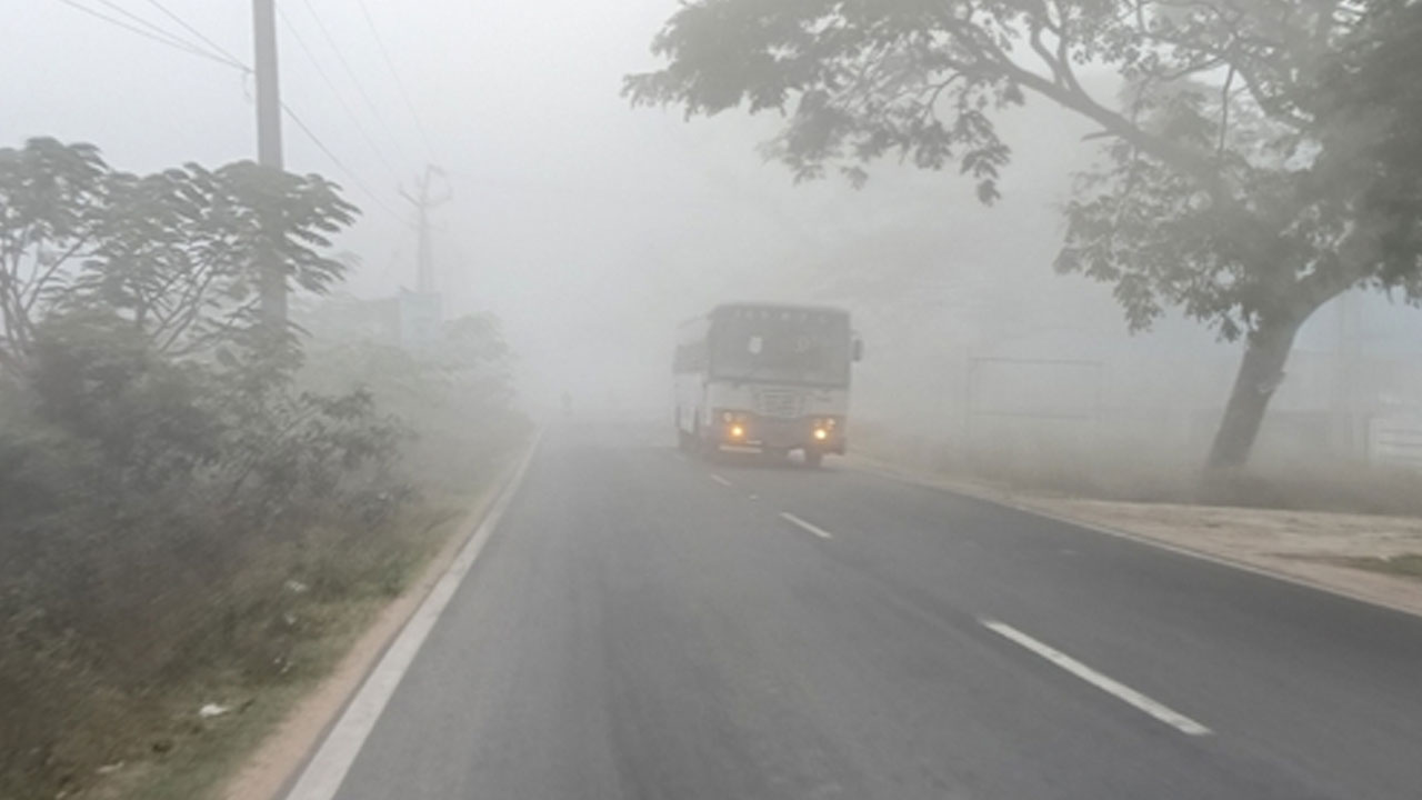 Dense Fog | రాష్ట్రంలో విచిత్ర వాతావరణం.. మార్చిలోనూ వదలని మంచు