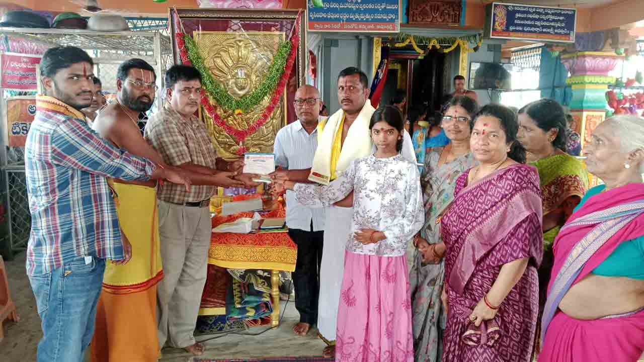 Donations | చుక్కాపూర్ లక్ష్మీ నరసింహ స్వామి ఆలయ అభివృద్ధికి విరాళం అందజేత