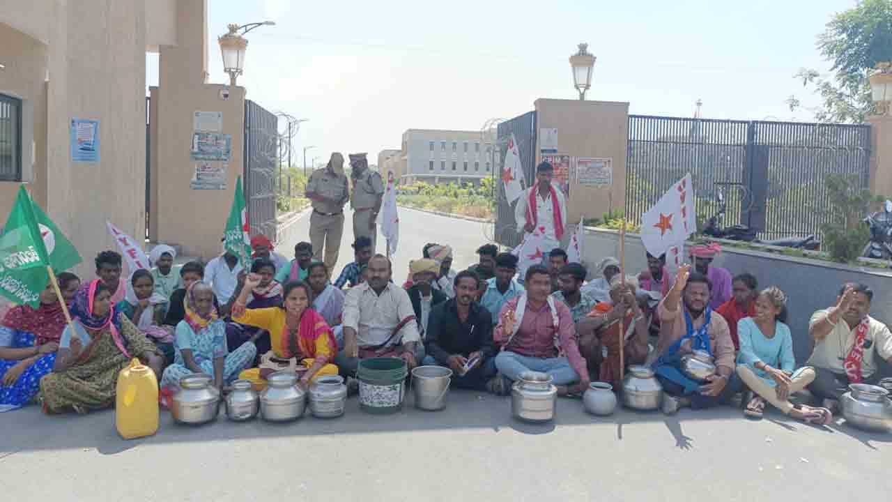 Tribals Dharna | కలెక్టరేట్ ఎదుట ఖాళీ బిందెలతో గిరిజనుల ధర్నా