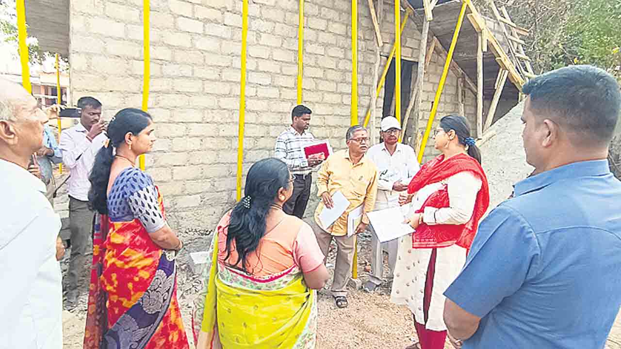 ఇందిరమ్మ మోడల్‌ హౌస్‌ పరిశీలన