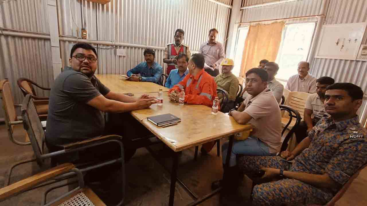 SLBC Tunnel Mishap | 23 రోజులుగా సహాయక చర్యలు.. రెస్క్యూ టీంతో కలెక్టర్ బదావత్‌ సంతోష్ సమీక్ష సమావేశం