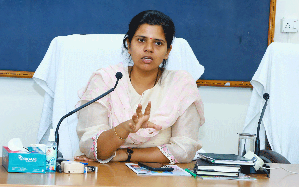 Collector Ila tripathi | చెరువుల ఆక్రమణలకు పాల్పడితే కేసులు నమోదు చేయాలి : కలెక్టర్‌ ఇలా త్రిపాఠి