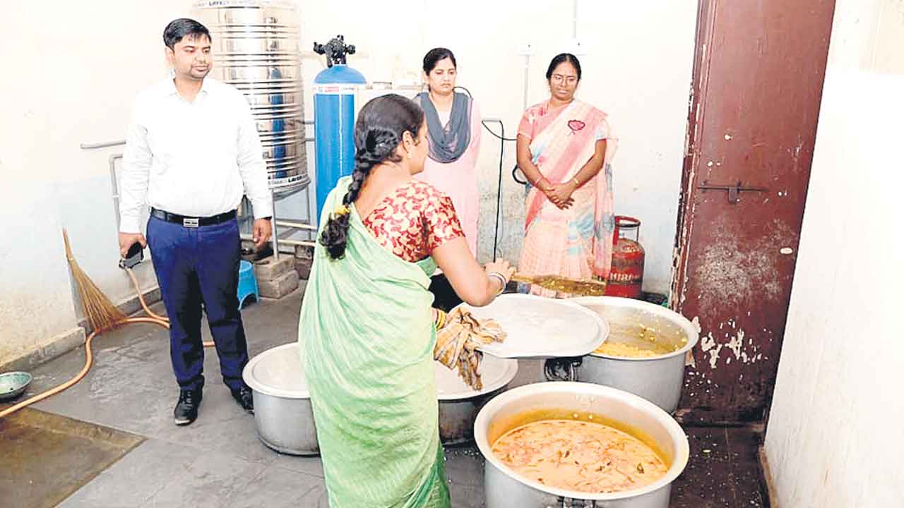 విద్యార్థినులకు పౌష్టికాహారం అందించాలి