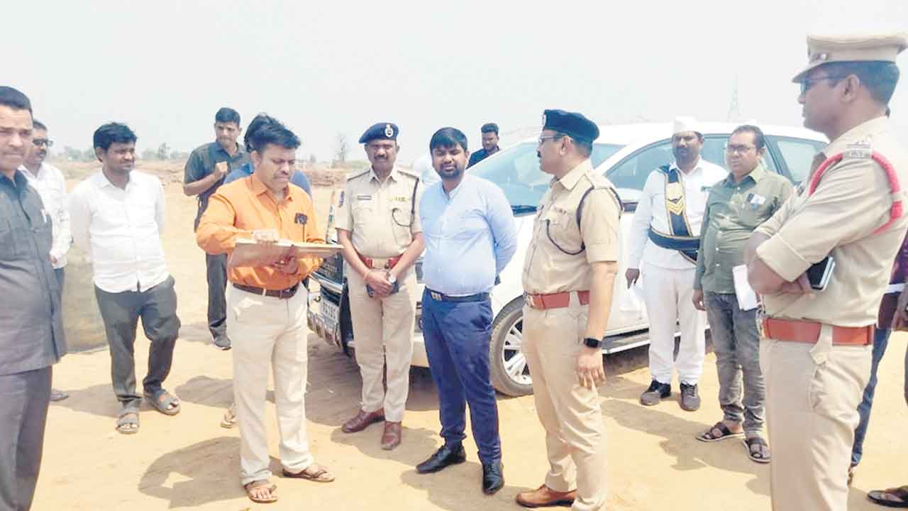 వాహనాలు పార్కింగ్‌ చేస్తే చర్యలు.. కలెక్టర్‌ కుమార్‌ దీపక్‌