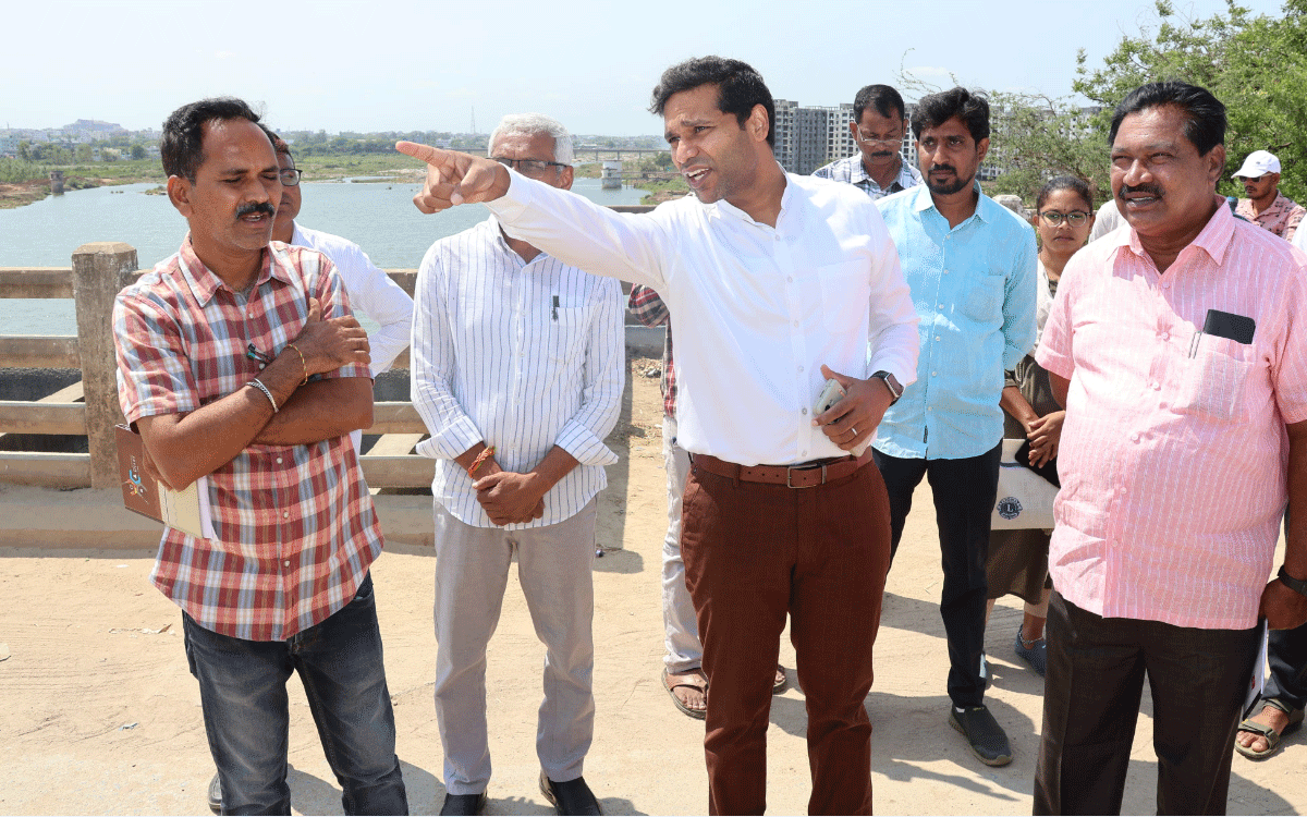 Munneru retaining wall : మున్నేరు రిటైనింగ్ వాల్ నిర్మాణ పనులు వేగవంతం చేయాలి : కలెక్టర్ ముజమిల్ ఖాన్