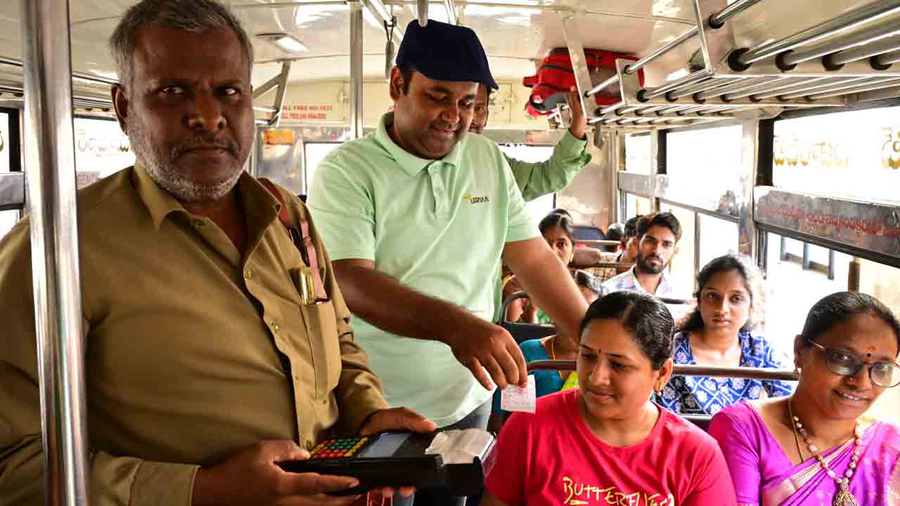 Collector Rahul Raj | ఆర్టీసీ బస్సులో సాదా సీదాగా.. ప్రయాణికులతో కలెక్టర్‌ రాహుల్‌ రాజ్‌ దంపతులు