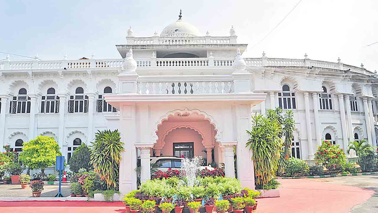 గౌరవ శాసనసభకు విన్నపం మాకు కొలువులు ఇప్పించండి!