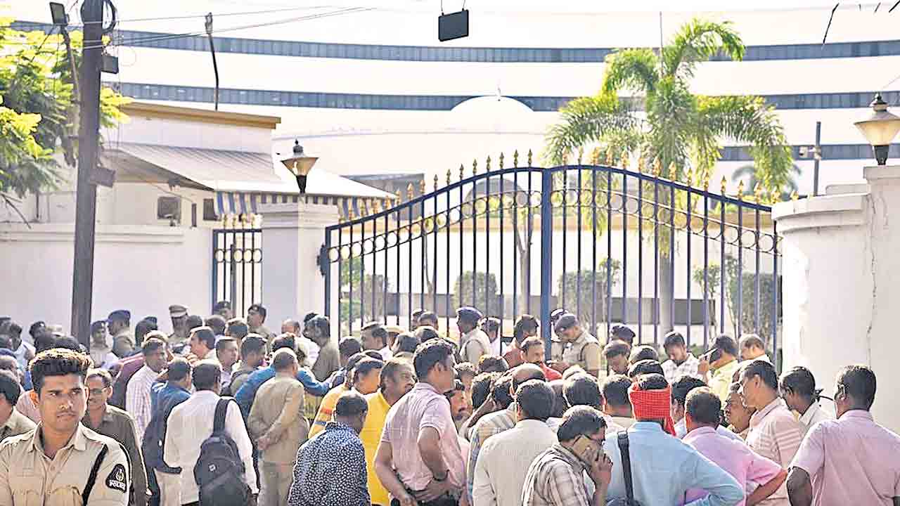 గౌరవ శాసనసభకు విన్నపం ఔట్‌ సోర్సింగ్‌ ఉద్యోగులను ఆదుకోవాలి