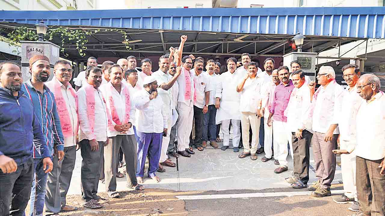 కాంగ్రెస్‌ నుంచి బీఆర్‌ఎస్‌లోకి..