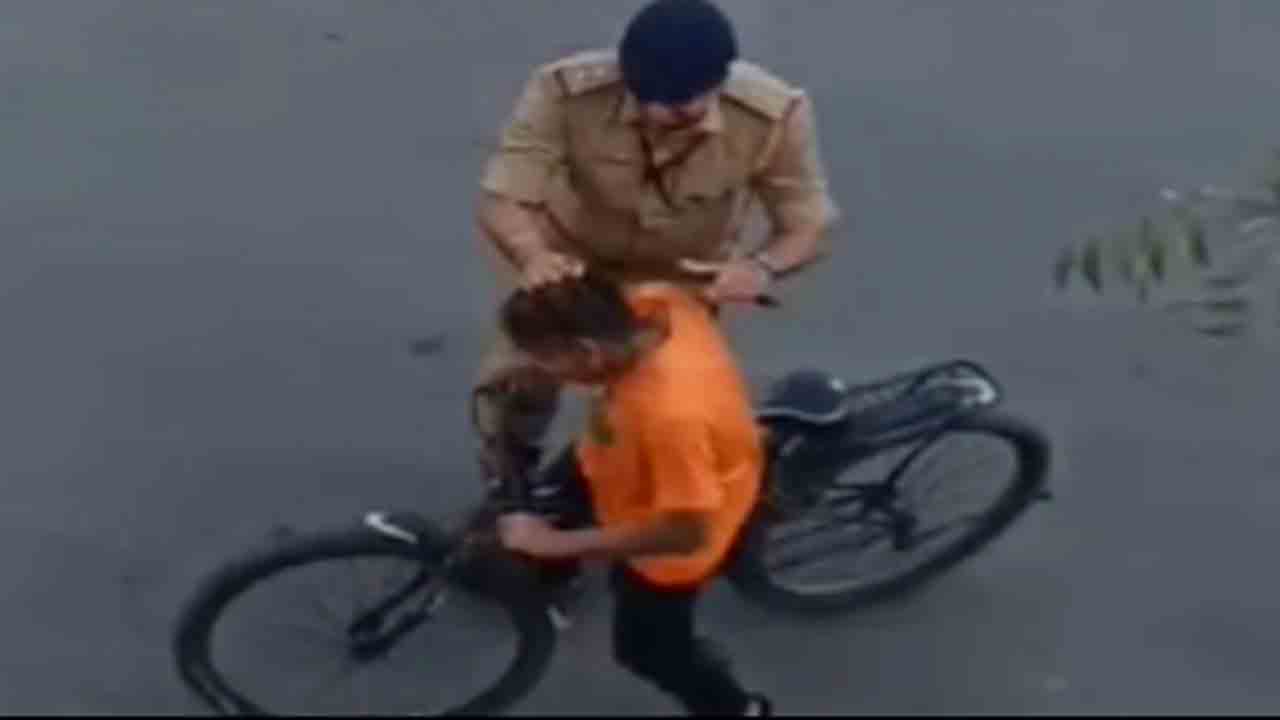 Watch: రిహార్సల్ సమయంలో సైకిల్‌ తొక్కిన బాలుడిపై పోలీస్‌ ప్రతాపం.. వీడియో వైరల్‌తో చర్యలు