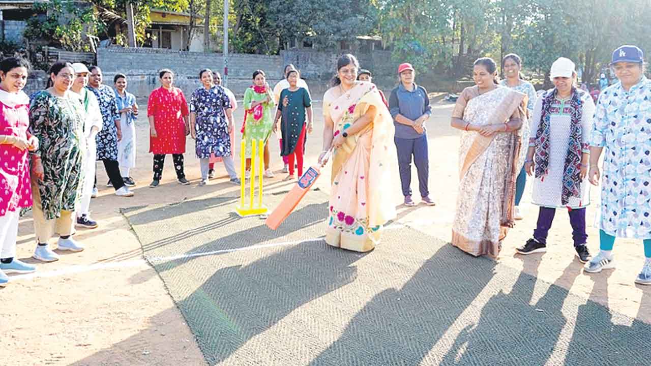 మహిళలకు క్రికెట్ పోటీలు