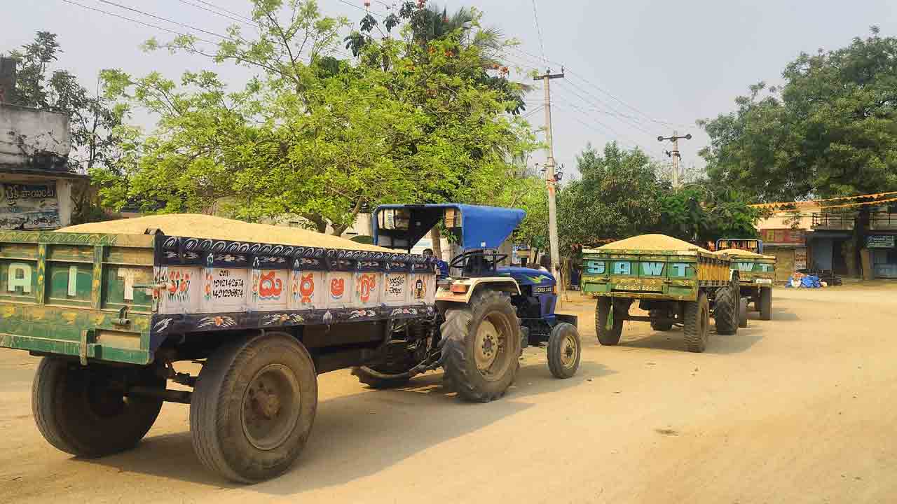 Crop Purchase Centers | కొనుగోలు కేంద్రాలు లేక.. దళారుల పాలవుతున్న ధాన్యం