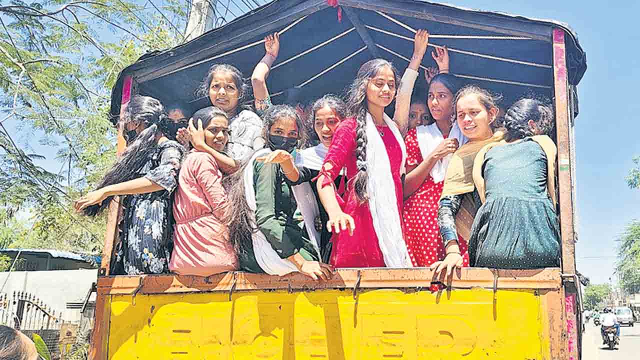 ప్రత్యేక బస్సు తూచ్‌.. ప్రైవేట్‌ వాహనమే దిక్కు