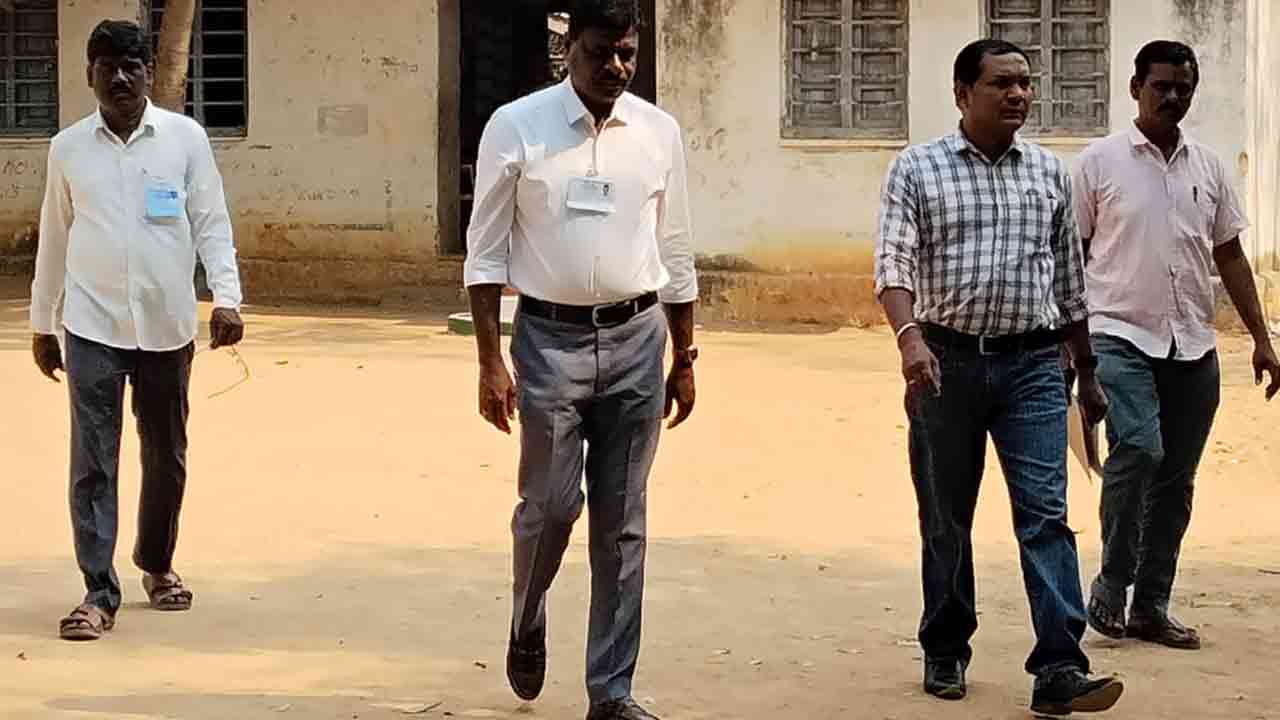 పదవ తరగతి పరీక్షా కేంద్రాన్ని తనిఖీ చేసిన డీఈవో