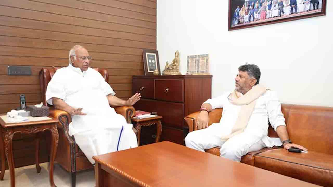 ఖర్గేతో డీకే శివకుమార్ భేటీ