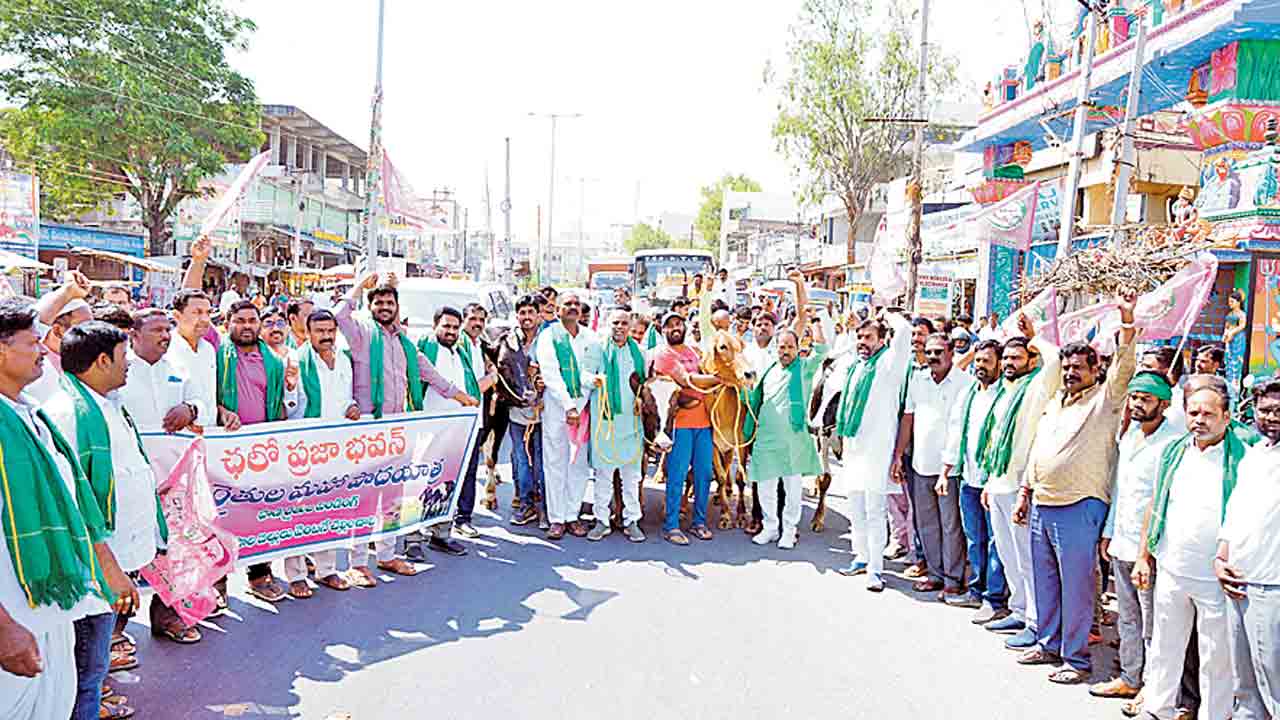 పాడి పశువులతో ‘చలో ప్రజాభవన్‌’