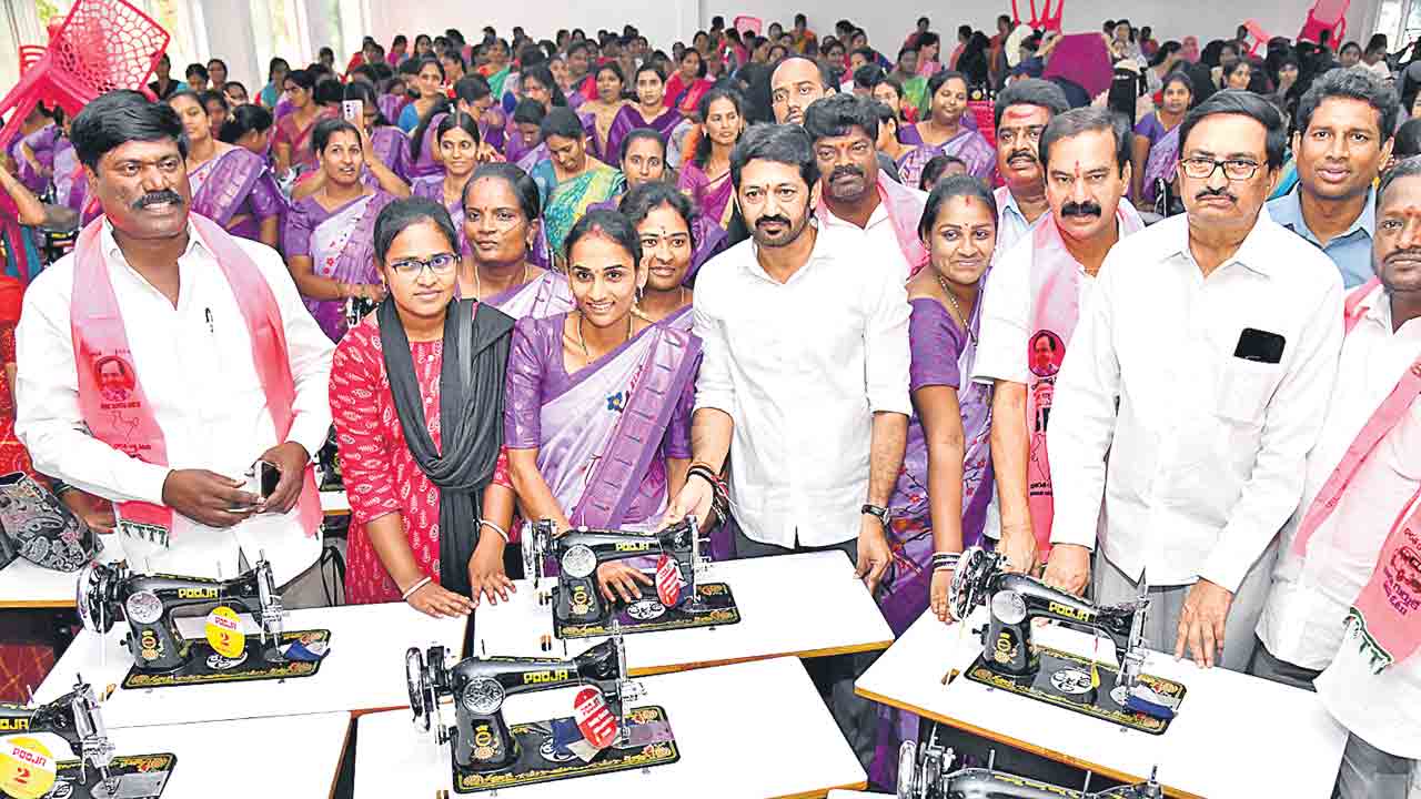 మహిళలకు కుట్టుమిషన్ల పంపిణీ