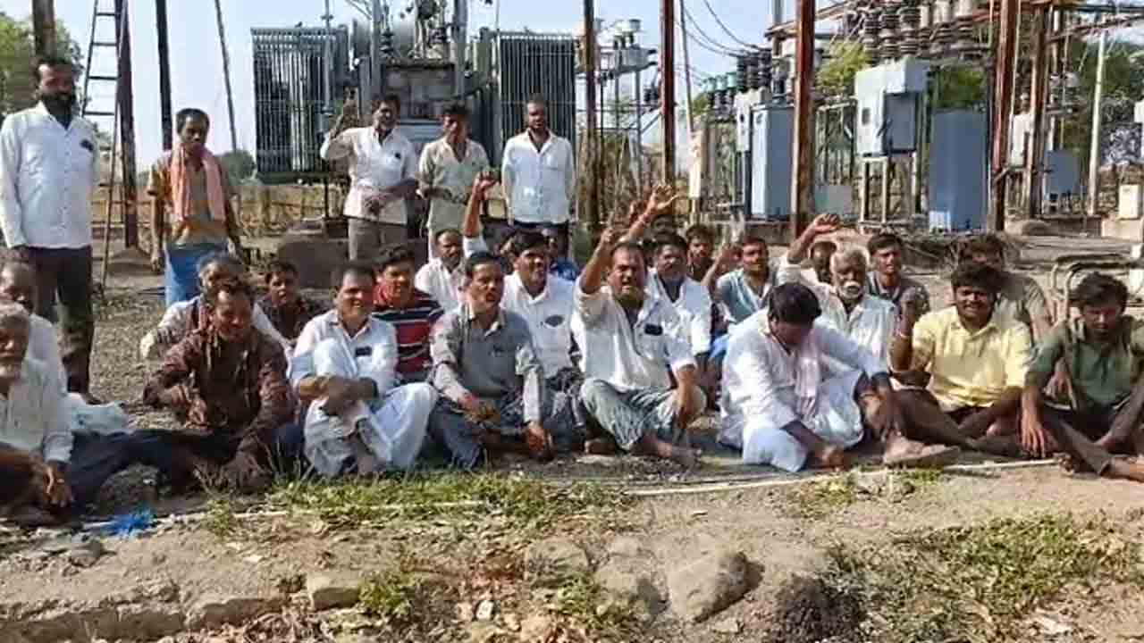 Dharna | సింగిల్ ఫేస్ విద్యుత్ సరఫరా కోసం సబ్స్టేషన్ ఎదుట ధర్నా