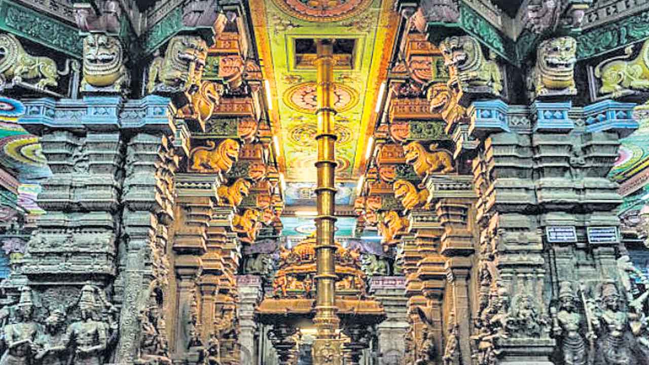 ధ్వజస్తంభంలో ఉన్నదెవరు?