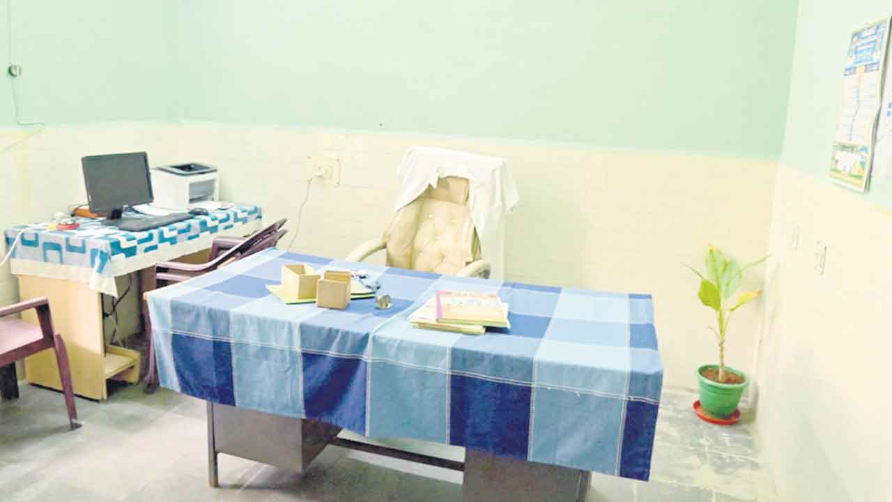 డాక్టర్‌ సారు.. సమయానికి రారు..?