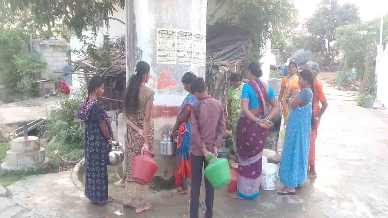 Drinking Water | నాడు మిషన్‌ భగీరథ ద్వారా పుష్కలంగా నీరు.. నేడు గ్రామాల్లో నల్లాల వద్ద మహిళల పడిగాపులు